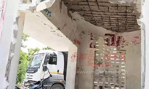 விருதுநகர் அருகே சேதமடைந்த பயணிகள் நிழற்குடை