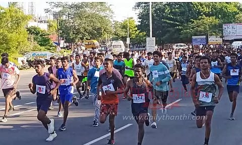 கல்லூரி மாணவ, மாணவிகளுக்கு மாரத்தான் ஓட்டம்