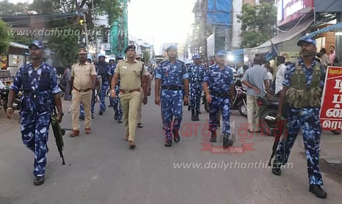 நாகையில் மத்திய அதிவிரைவு படையினர் துப்பாக்கி ஏந்தி அணிவகுப்பு