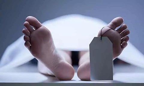 நிழற்குடையில் ஆண் பிணம்