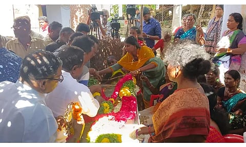 மாரடைப்பால் மரணம்:நடிகர் மாரிமுத்து உடல் சொந்த ஊரில் தகனம்