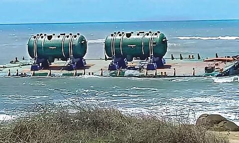 கூடங்குளம் அணுமின் நிலையத்துக்கு நீராவி ஜெனரேட்டர்கள் ஏற்றி வந்த மிதவை கப்பல் தரை தட்டியது