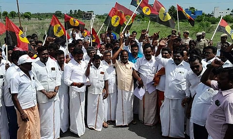 சுங்க கட்டண உயர்வை கண்டித்துமாடூர், உளுந்தூர்பேட்டை சுங்கச்சாவடியை தே.மு.தி.க.வினர் முற்றுகையிட முயற்சி :199 பேர் கைது