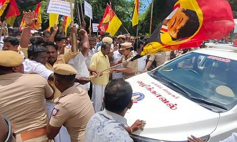 அமைச்சர் சிவசங்கரின் காரை மறித்து தே.மு.தி.க.வினர் போராட்டம்