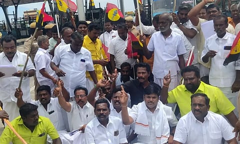 கட்டண உயர்வை கண்டித்து சமயபுரம், துவாக்குடி, திருப்பராய்த்துறை சுங்கச்சாவடிகளை தே.மு.தி.க.வினர் முற்றுகை