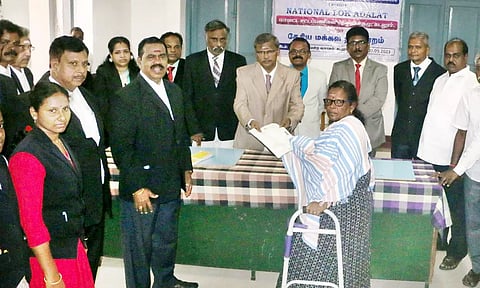 தேசிய மக்கள் நீதிமன்றத்தில் 1,198 வழக்குகளுக்கு தீர்வு