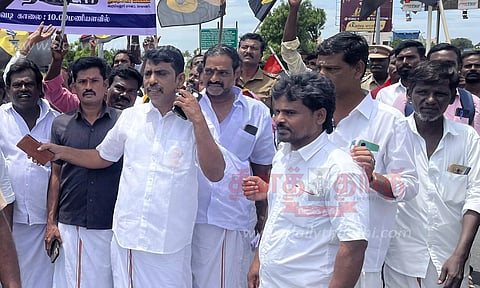 சுங்கச்சாவடியில் தே.மு.தி.க.வினர் முற்றுகை