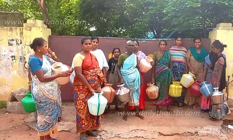 காலிக்குடங்களுடன் பெண்கள் போராட்டம்