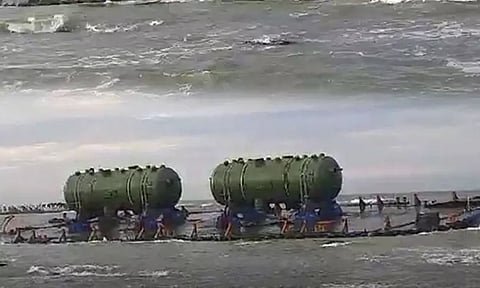 கூடன்குளம் அணுமின் நிலையத்தில் பாறை இடுக்கில் சிக்கிய மிதவை கப்பலை மீட்கும் பணி தீவிரம்..!