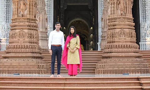 டெல்லியில் உள்ள இந்து மத வழிபாட்டு தலத்தில் இங்கிலாந்து பிரதமர் வழிபாடு