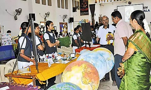 பள்ளியில் அறிவியல் கண்காட்சி