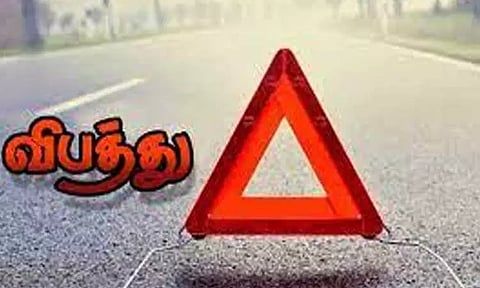 கும்மிடிப்பூண்டி அருகே லாரி- மோட்டார் சைக்கிள் மோதல்; 3 சிறுவர்கள் படுகாயம்