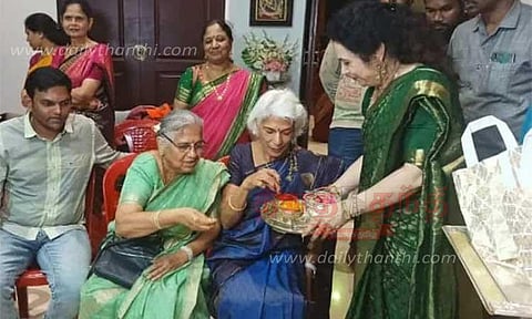 இங்கிலாந்து பிரதமர் ரிஷி சுனக்கின் தாயார் பெங்களூரு வருகை