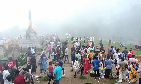 கொடைக்கானலுக்கு படையெடுத்த சுற்றுலா பயணிகள்