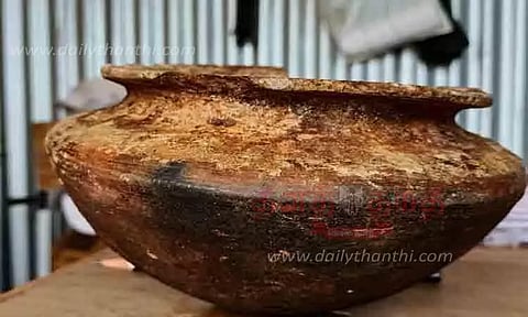 விஜயகரிசல்குளம் அகழாய்வில் மண்பானை கண்டெடுப்பு