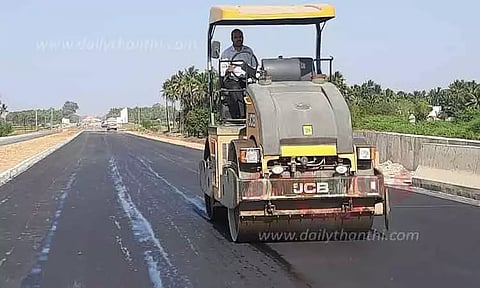 குன்றத்தூரில் போதிய தடுப்புகள் இல்லாமல் நடக்கும் சாலை விரிவாக்க பணிகளால் விபத்து ஏற்படும் அபாயம்