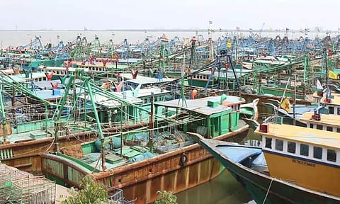 சூறாவளி காற்று வீசும் என எச்சரிக்கை;தூத்துக்குடியில் விசைப்படகு மீனவர்கள்கடலுக்கு செல்லவில்லை