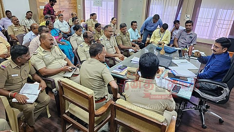 சதுர்த்தி விழாவில்விநாயகர் சிலைகளை 10 அடிக்கு மேல் வைக்ககூடாதுஉதவி கலெக்டர் அறிவுறுத்தல்