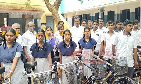 பள்ளி மாணவ-மாணவிகளுக்கு இலவச சைக்கிள்