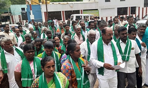 ஏரியில் கிராவல் மண் எடுப்பதை கண்டித்துகலெக்டர் அலுவலகத்தை விவசாயிகள் முற்றுகை :50 பனைமரங்களை வெட்டி சாயத்துவிட்டதாகவும் குற்றச்சாட்டு