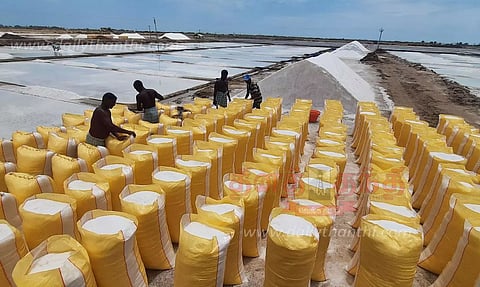 வெளியூர்களுக்கு லாரி மூலம் உப்பு மூடைகள் அனுப்பி வைப்பு