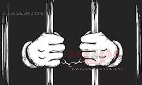 கல்லூரி மாணவியை கடத்திய வாலிபர் சிறையில் அடைப்பு