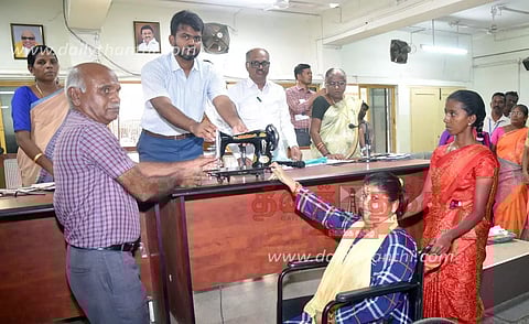 தாழிற்சாலை கழிவுகள் கலப்பதை தடுத்து நஞ்சை ஊத்துக்குளி வாய்க்காலை தூர்வார வேண்டும்- பொதுமக்கள் குறைதீர்க்கும் கூட்டத்தில் மனு