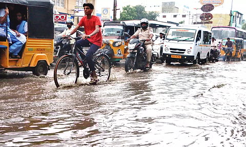 கடலூரில் பகலில் சுட்டெரித்த வெயில்; மாலையில் ½ மணி நேரத்தில் 27 மி.மீ. கொட்டிய மழை