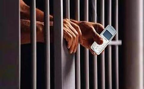 புழல் சிறையில் கைதிகளிடம் 2 செல்போன்கள் பறிமுதல் - சிறை காவலர்களிடம் தகராறு செய்ததால் பரபரப்பு