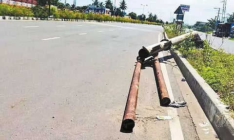 சிங்கப்பெருமாள் கோவில் அருகே சாலையில் விழுந்து கிடக்கும் வழிகாட்டி பெயர்ப்பலகை