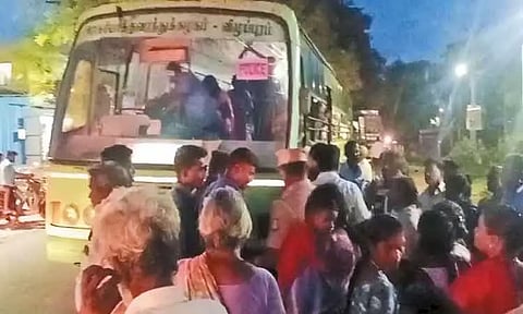 நிறுத்தத்தில் நிற்காமல் சென்ற அரசு பஸ்சை சிறைபிடித்து பொதுமக்கள் போராட்டம்