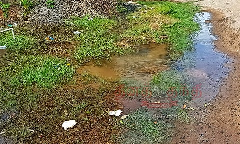 குழாயில் உடைப்பு ஏற்பட்டு தண்ணீர் வீணாகி சாலையில் செல்லும் அவலம்