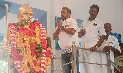 எட்டயபுரத்தில், அ.தி.மு.க சார்பில் பாரதியார் சிலைக்கு மாலை அணிவித்து மரியாதை