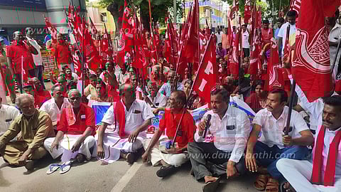 இந்திய கம்யூனிஸ்டு கட்சியினர் சாலைமறியல்