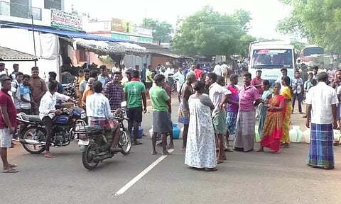 மணப்பாறை அருகே குடிநீர் கேட்டு கிராம மக்கள் சாலை மறியல்