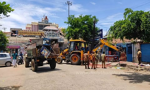 சுவாமிநாதசாமி கோவிலை சுற்றி ஆக்கிரமிப்புகள் அகற்றம்