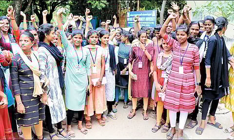 பட்டப்படிப்பு சான்றிதழ் விவகாரம்: அன்னை தெரசா மகளிர் பல்கலைக்கழக மாணவிகள் போராட்டம்