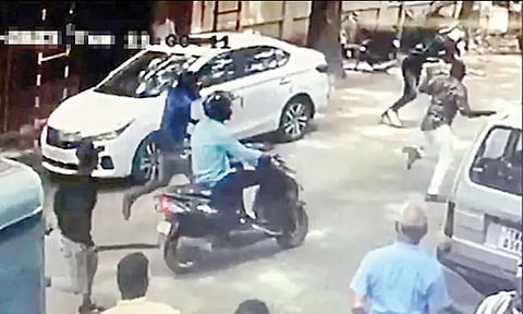 கோர்ட்டில் ஆஜராகிவிட்டு வந்த 2 வாலிபர்களை ஓட ஓட விரட்டி வெட்டிய கும்பல்