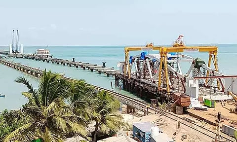 பாம்பன்-ராமேசுவரத்தை இணைக்கும் புதிய ரெயில்வே பால பணிகள் தீவிரம்