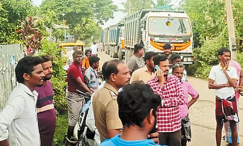 பொன்னேரி அருகே மண் ஏற்றி செல்லும் லாரிகளால் பாதிப்பு; பொதுமக்கள் சாலை மறியல்