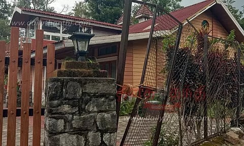 விடுதி நுழைவு வாயிலை உடைத்த மக்னா யானை