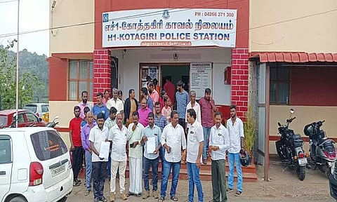 சிறுமிக்கு பாலியல் தொல்லை கொடுத்த தொழிலாளி மீது நடவடிக்கை எடுக்கக்கோரி கோத்தகிரி போலீஸ் நிலையத்தை பொதுமக்கள் முற்றுகை