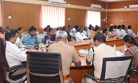 சதுர்த்தி விழாவில் பிரதிஷ்டை செய்யப்படும்விநாயகர் சிலைகளின் உயரம் 10 அடிக்கு மேல் இருக்க கூடாது :அதிகாரிகள் கூட்டத்தில் கலெக்டர் உத்தரவு