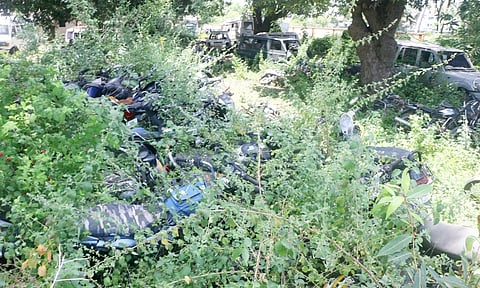 புதர்மண்டி கிடக்கும் இருசக்கர வாகனங்கள்