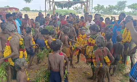 களிமண் சேறுபூசி சிறுவர்கள் நேர்த்திக்கடன்