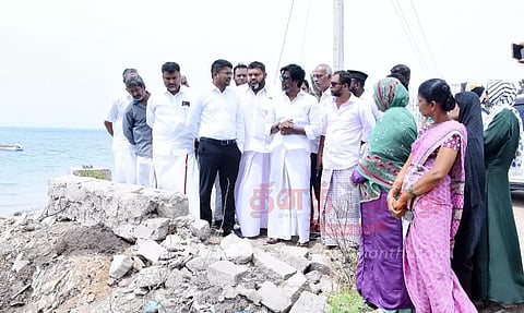 கீழக்கரையில் பொதுமக்களிடம் குறைகள் கேட்ட கலெக்டர்