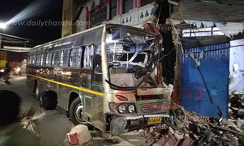 தபால் அலுவலகம் மீது பஸ் மோதல்; 10 பயணிகள் காயம்