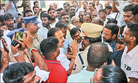 சென்னையில் அ.தி.மு.க. மாவட்டச் செயலாளர்கள் வீடுகளில் லஞ்ச ஒழிப்புத்துறை சோதனை