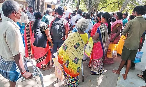 சிறப்பு மருத்துவ முகாமில் அடிப்படை வசதிகள் இன்றி மாற்றுத்திறனாளிகள் அவதி