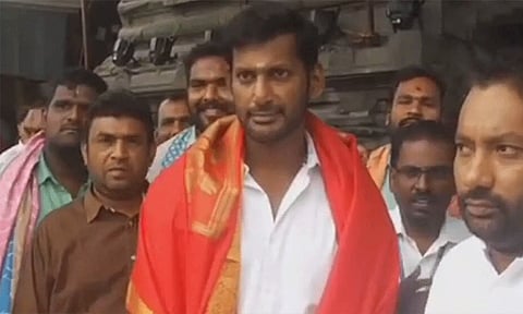 திருப்பதி ஏழுமலையான் கோயிலில் சாமி தரிசனம் செய்த நடிகர் விஷால்!